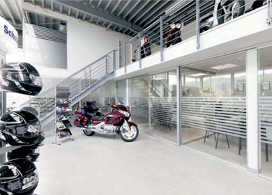 Raumteiler für Verkaufsräume von Advantage.